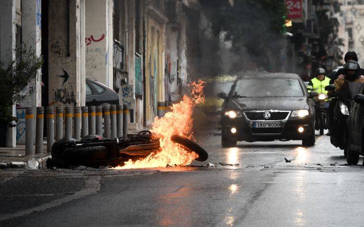 Σκοτώστε τον, είναι μπάτσος!  Μαχαίρωσαν μοτοσικλετιστή στο κέντρο