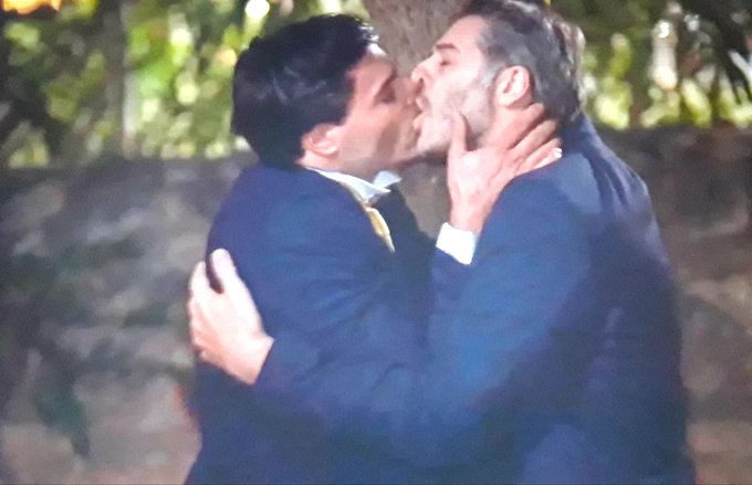 Γιώργος Καπουτζίδης: Το Twitter υποκλίθηκε στο γκέι φιλί της σειράς Σέρρες