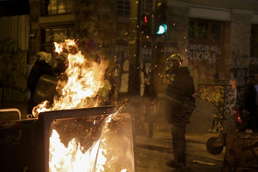 Καβάλα: Ξύλο μετά τον τελικό ΑΕΚ – ΠΑΟΚ με οπαδούς να πλακώνονται σε πεζόδρομο