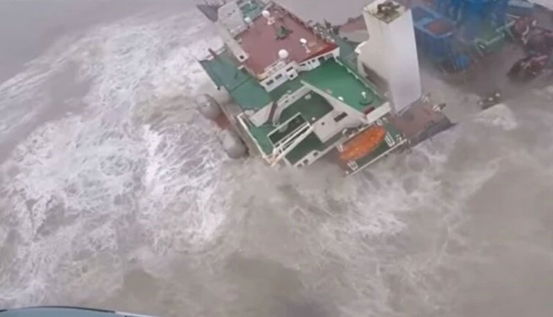Σοκαριστικές εικόνες από τη βύθιση πλοίου κοντά στο Χονγκ Κονγκ: Κόπηκε στα δύο – Φόβοι για δεκάδες νεκρούς