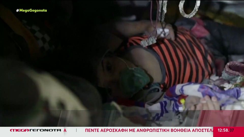 Συρία: Το τραγούδι του διασώστη στο παγιδευμένο στα ερείπια κοριτσάκι