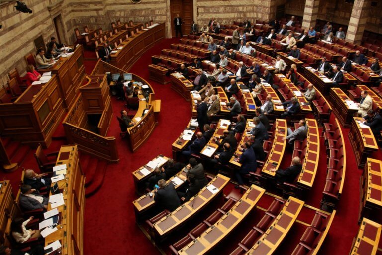 Βουλή: Έγκριση χωρίς διακομματική συναίνεση στο «μπλόκο» για το κόμμα Κασιδιάρη
