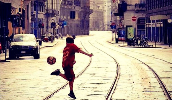 Ποδόσφαιρο στους άδειους δρόμους του Μιλάνο: Μια φωτογραφία που γεννά θλίψη, αλλά ταυτόχρονα και ελπίδα