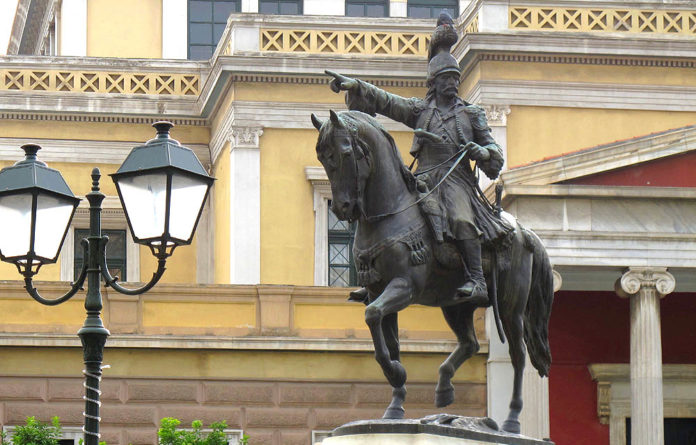 Πού δείχνει ο Θεόδωρος Κολοκοτρώνης στην Σταδίου και το περίεργο με τη στάση του αλόγου