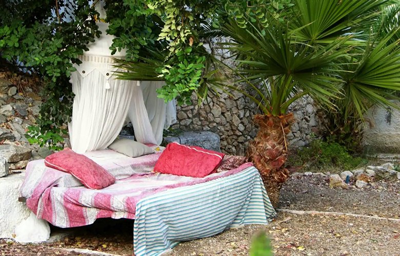 Summer Bed under the Stars: Το περίεργο δωμάτιο δίχως ταβάνι που νοικιάζεται για 50 ευρώ το βράδυ