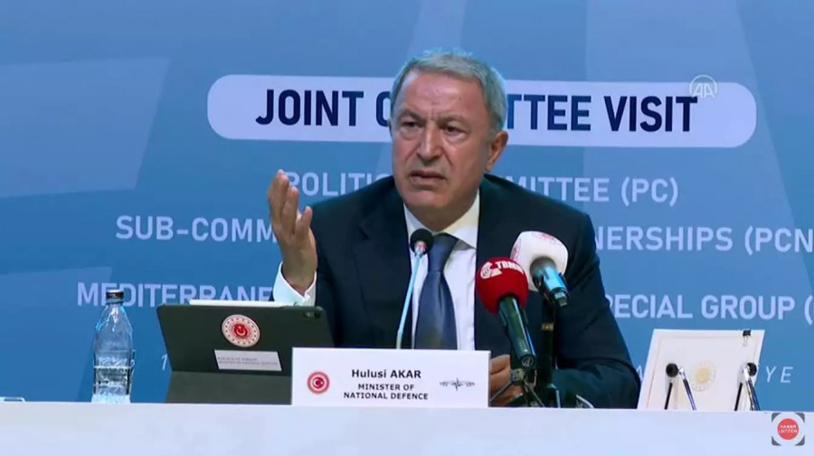 Ακάρ: Αρκετούς Έλληνες άκουσα, είπε αποχωρώντας εκνευρισμένος μετά την αντίδραση των Ελλήνων βουλευτών