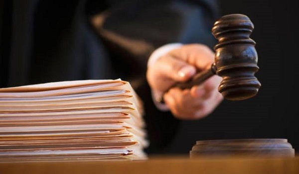 Απέδρασε σπάζοντας το βραχιολάκι κατηγορούμενος για τα εξοπλιστικά