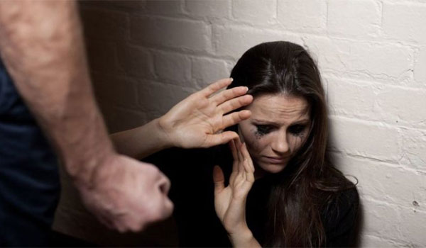 Εκατοντάδες περιστατικά ενδοοικογενειακής βίας καταγγέλλονται κάθε μήνα στην Ελλάδα
