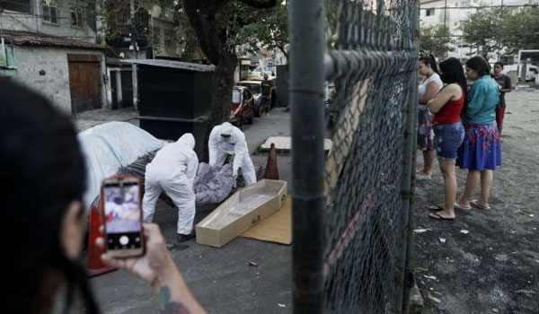 Τριάντα ώρες πεθαμένος καταμεσής στο σοκάκι της φαβέλας χτυπημένος από τον κορονοϊό
