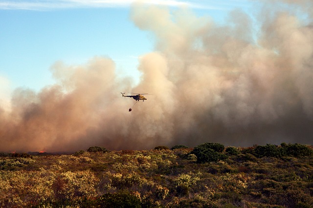 Φωτιά στην Κέα – Στη μάχη και ένα ελικόπτερο
