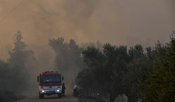 Φωτιά στην Εύβοια: Σύντομα υπό έλεγχο η φωτιά, λέει ο δήμαρχος Ψαχνών