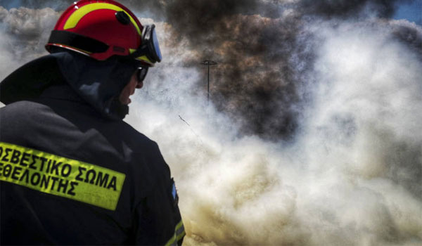 Λάρισα: Ξέσπασαν 3 εστίες φωτιάς σε περιοχές με ξερά χόρτα
