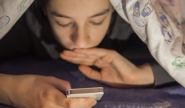 Ανεπαρκής ύπνος για παιδιά και εφήβους λόγω της χρήσης smartphones και tablets