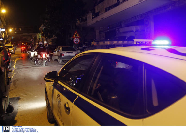 Έσπασαν στο ξύλο και έγδυσαν τράπερ έξω από σινεμά – Βίντεο ντοκουμέντο