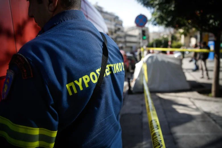 Φωτιά σε επταώροφη πολυκατοικία στον Πειραιά