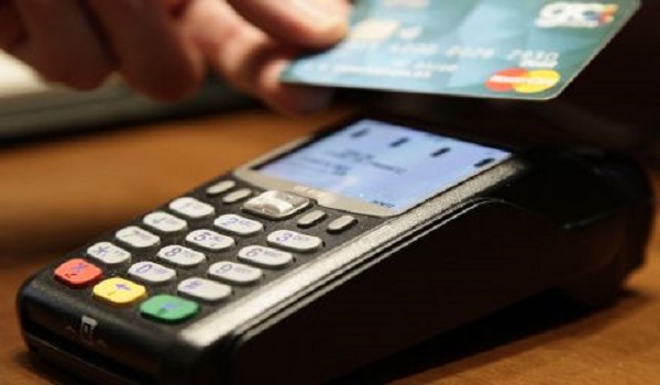 Διασύνδεση των ταμειακών μηχανών με τα POS κατά της φοροδιαφυγής – Πώς θα υλοποιηθεί
