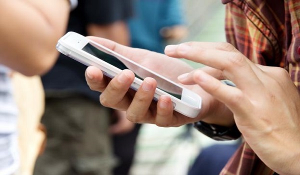 Smartphones: Τελικά πόσο μας βλάπτει η ακτινοβολία που εκπέμπουν;