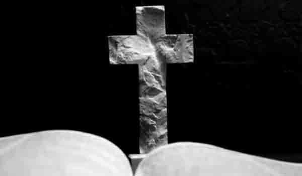 Γαλλία: 19χρονος δολοφόνησε ιερέα που τον είχε κακοποιήσει σεξουαλικά - Του έχωσε τον σταυρό στο λαιμό