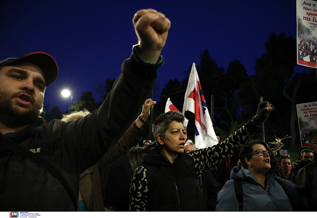 Συγκέντρωση έξω από τη γαλλική πρεσβεία στην Αθήνα – «Νίκη στους απεργούς της Γαλλίας»