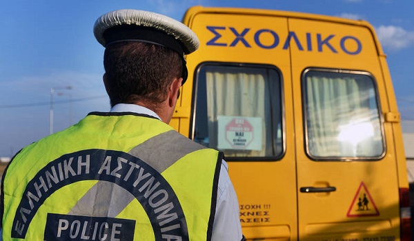 Τροχαίο ατύχημα με σχολικό λεωφορείο στη Βούλα