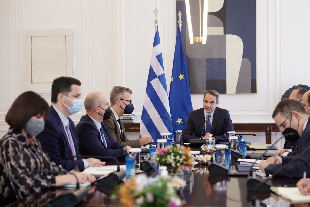 Υπουργικό συμβούλιο: Η περίεργη χάρτινη συσκευασία μπροστά από κάθε υπουργό