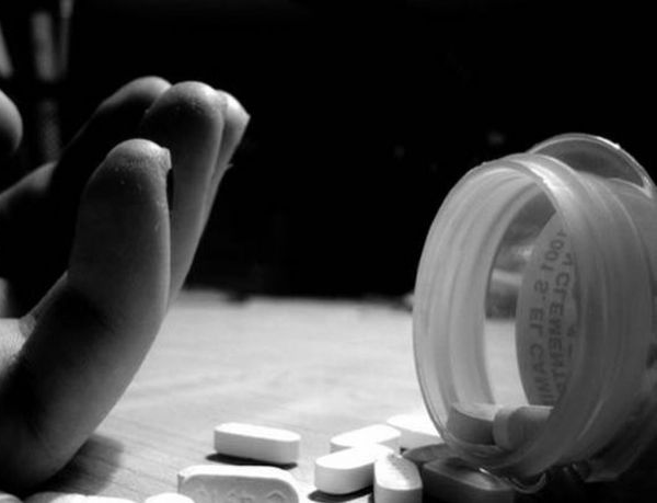 Ήπιε χάπια κι έπεσε στη θάλασσα για να βάλει τέλος στη ζωή της