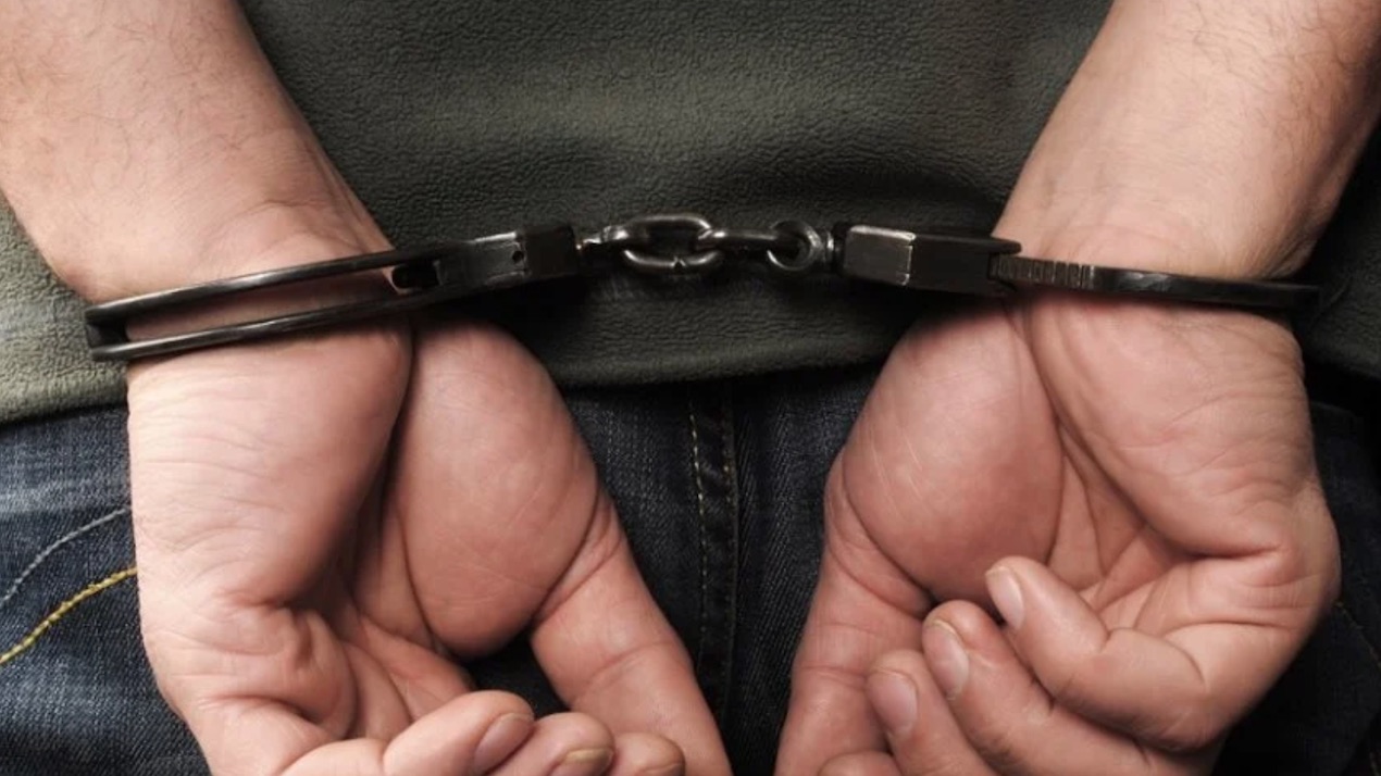 Συνελήφθη 37χρονος που καλούσε στο διαδίκτυο τους πολίτες να πάρουν τα όπλα