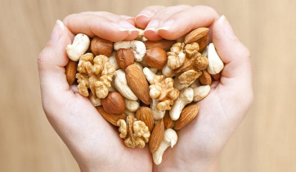 Η καθημερινή κατανάλωση μικρής ποσότητας ξηρών καρπών μειώνει τον κίνδυνο καρδιοπάθειας