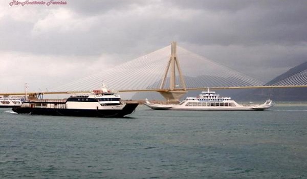 Έκτακτο: Άνδρας απειλεί να αυτοκτονήσει στη γέφυρα Ρίου - Αντιρρίου