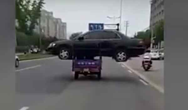 Φόρτωσε ολόκληρο αυτοκίνητο στο τρίκυκλο! Βίντεο