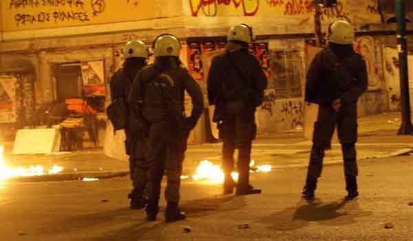 Επίθεση σε διμοιρία των ΜΑΤ στο Πολυτεχνείο