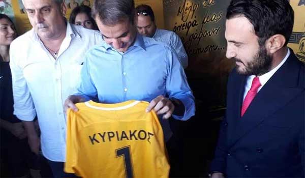 Στα περίπτερα του Άρη και του Ηρακλή ο Κυριάκος Μητσοτάκης. Του χάρισαν φανέλες