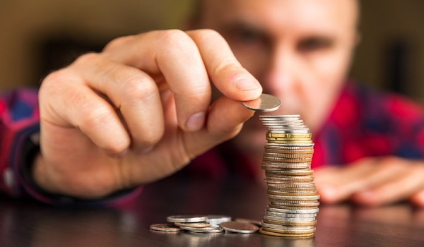 Το 64% των Ελλήνων τα βγάζει δύσκολα πέρα