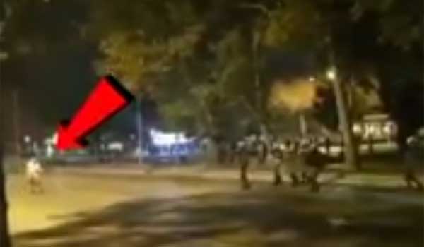 Θεσσαλονικιός ποδηλάτης περνάει χαλαρός μέσα από τα επεισόδια στη ΔΕΘ