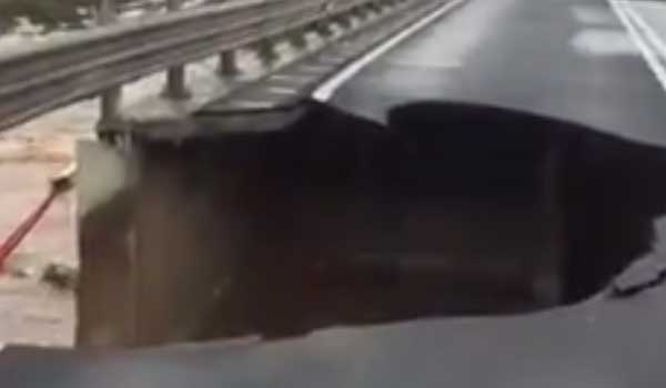 Αγνοείται γυναίκα από την κακοκαιρία στη Σαρδηνία. Άνοιξε τρύπα στο δρόμο η νεροποντή