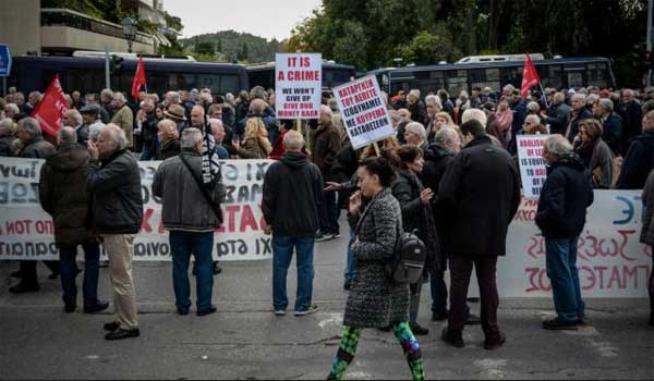 Κλούβες των ΜΑΤ υποδέχτηκαν τους συνταξιούχους στο Μαξίμου