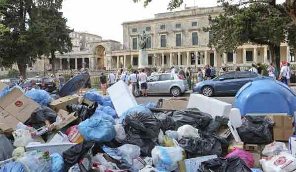 Βουνό τα σκουπίδια σε όλη την Κέρκυρα. Απελπιστική η κατάσταση