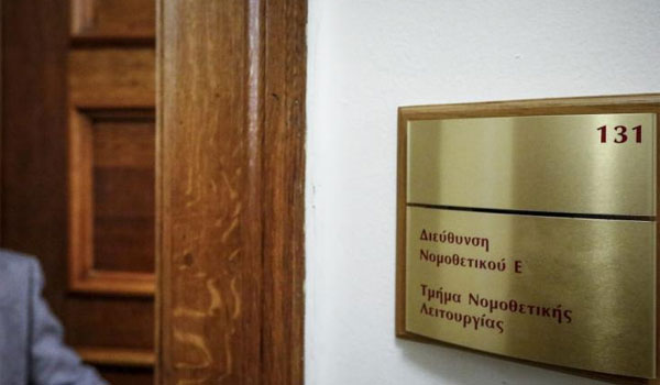 Επεισόδιο στη Βουλή με πρώην βουλευτή που φωτογράφιζε τη δικογραφία της Novartis