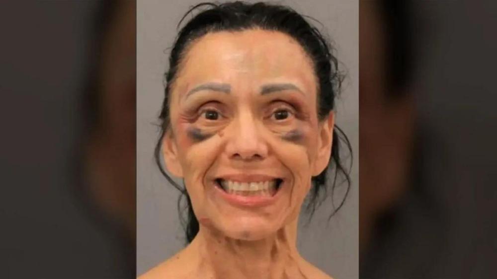 ΗΠΑ: Γυναίκα χαμογελάει πλατιά αφού πυροβόλησε τον 80χρονο άντρα της