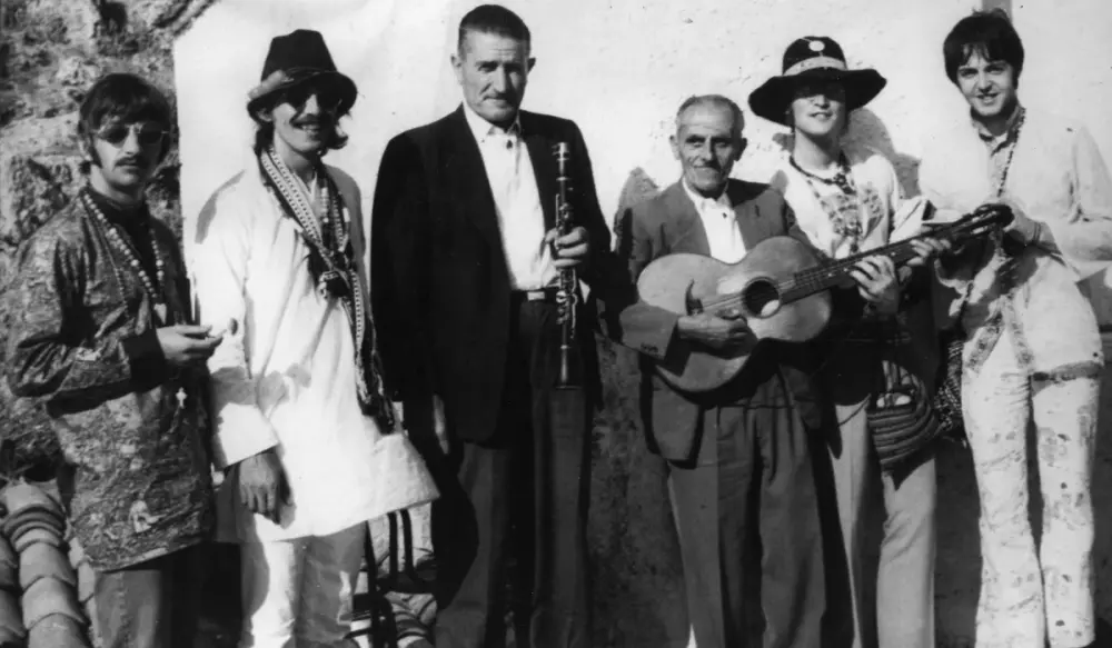 Guardian: Πώς η χούντα ήθελε να χαρίσει στους Beatles ένα νησί στην Ελλάδα για να βελτιώσει την εικόνα της στο εξωτερικό