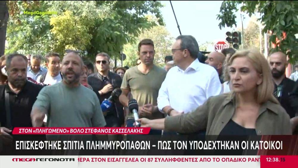 Κασσελάκης: Έβγαλε τα παπούτσια του για να μπει σε σπίτι και απομάκρυνε λάσπες με φτυάρι