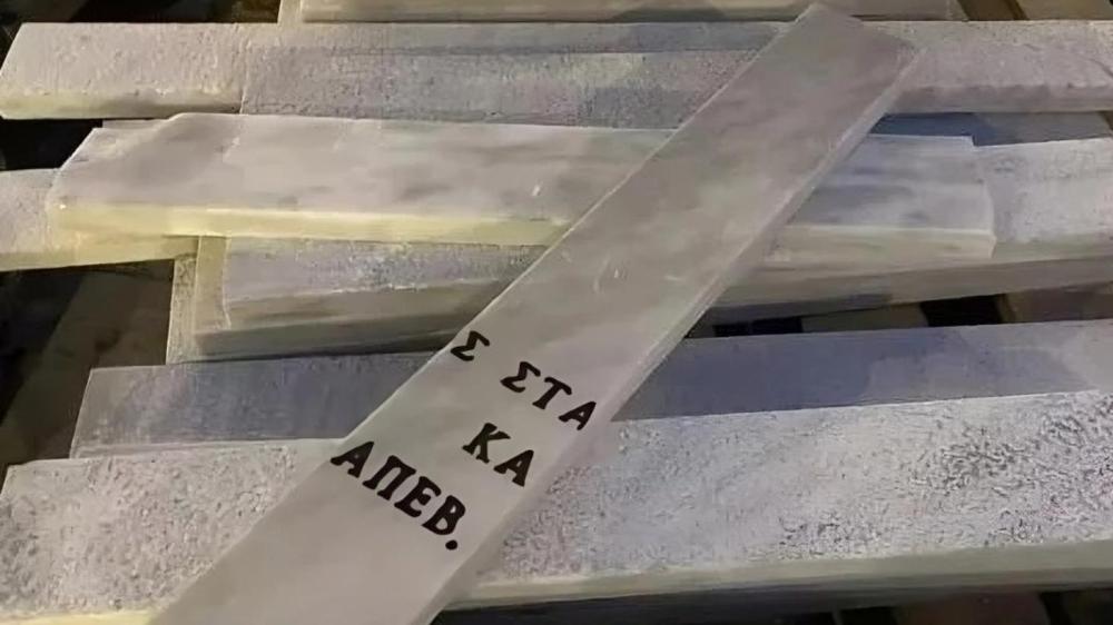 Καλαμάτα: Απίστευτα πράγματα! Η ανάπλαση παραλίας γίνεται με μάρμαρα από τάφους