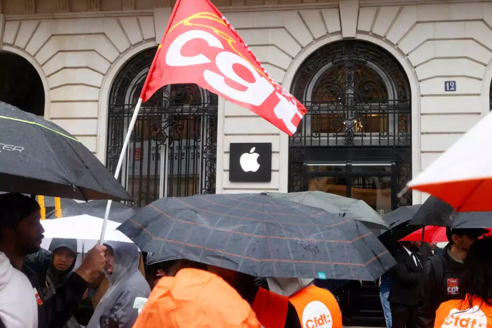 Γαλλία: Απεργία από τους εργαζόμενους της Apple - Δίπλα πελάτες περίμεναν να αγοράσουν το iPhone 15