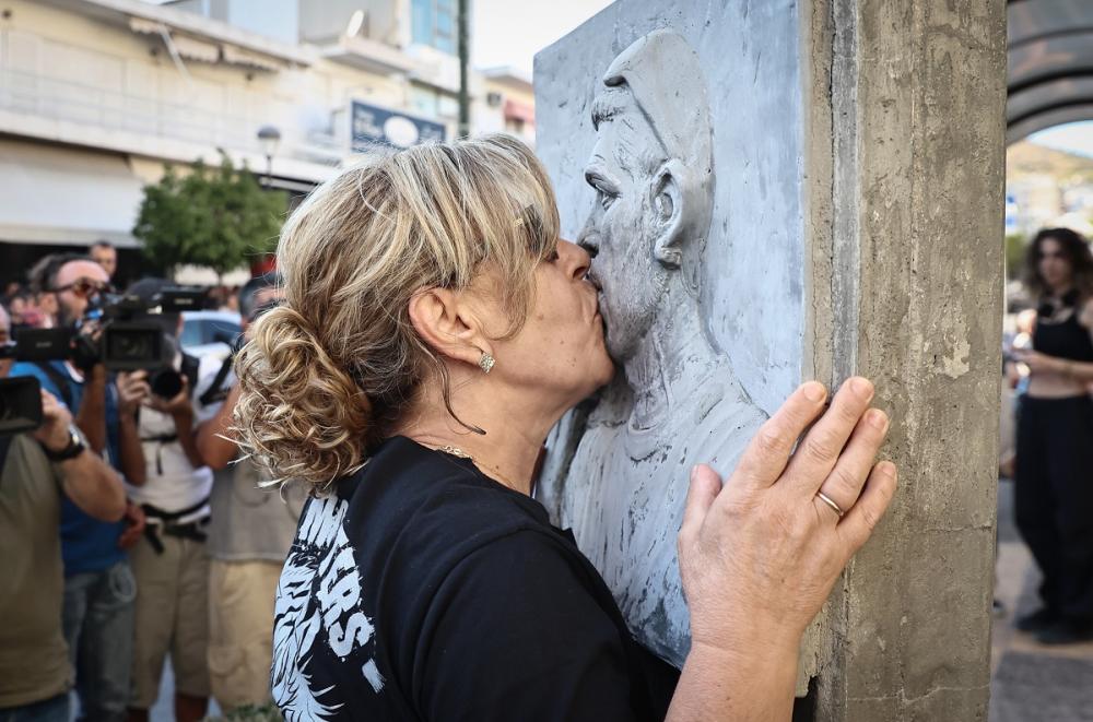 Δέκα χρόνια από τη δολοφονία του Παύλου Φύσσα – Η μητέρα του φιλά το μνημείο του στο Κερατσίνι
