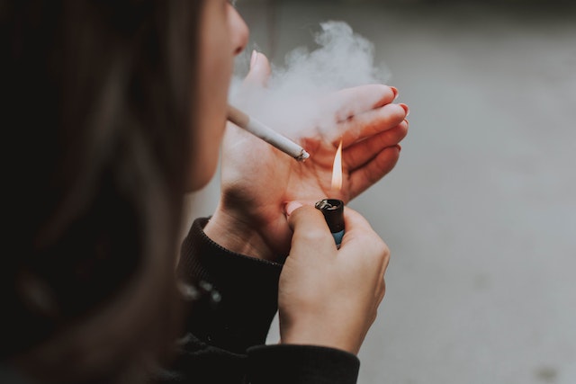 Αυτές είναι οι 2 βιταμίνες που πρέπει να παίρνουν οι καπνιστές