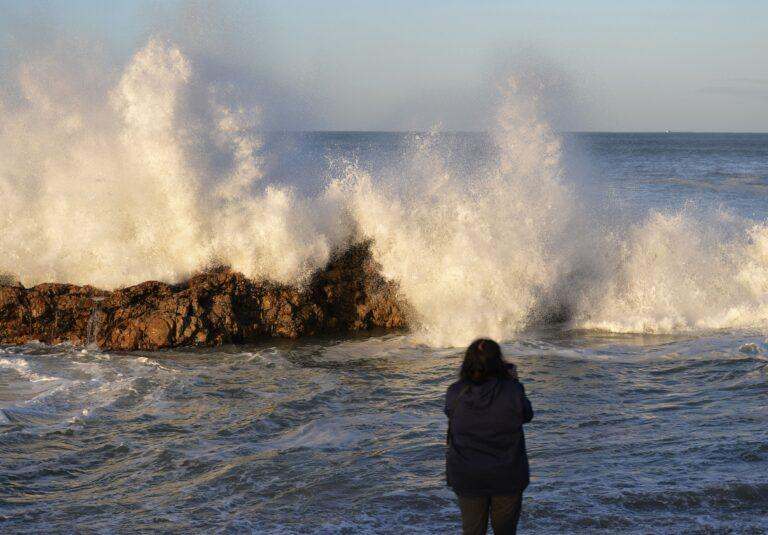 Κύματα 9,5 μέτρων «κατάπιαν» παραλιακές περιοχές στη Νότια Αφρική – 2 νεκροί, 7 τραυματίες
