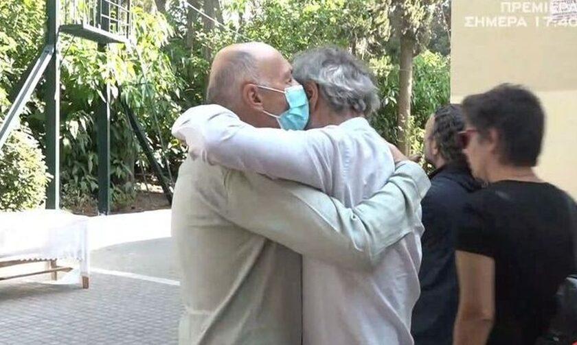 Τραγωδία στους Φούρνους Ικαρίας: Συντετριμμένοι ο Οδυσσέας Σταμούλης και η πρώην σύζυγός του στο μνημόσυνο του γιου τους