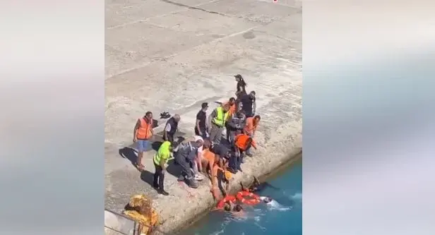 Τήνος: Γυναίκα έπεσε στην θάλασσα κατά την επιβίβαση της στο πλοίο – Βίντεο από τη διάσωση