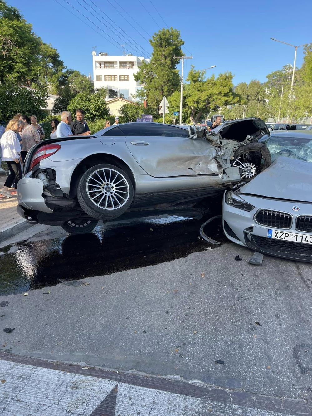 Σοκαριστικό τροχαίο στη Γλυφάδα: Όχημα «καρφώθηκε» σε πάρκο και μετά σε άλλο ΙΧ - Βίντεο από το σημείο