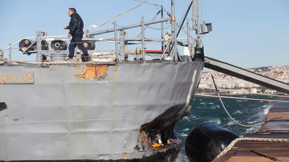 Θεσσαλονίκη: Το αντιτορπιλικό «Βέλος» προσέκρουσε στην προβλήτα και παραλίγο να βυθιστεί